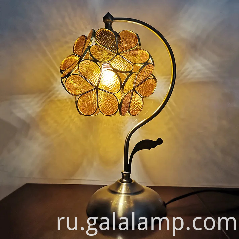 Элегантная цветочная настольная лампа для теплой спальни светится